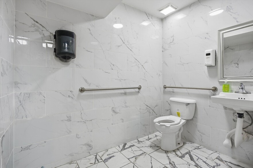 More Photos Of 980 NE 126th St, North Miami Medical For Lease