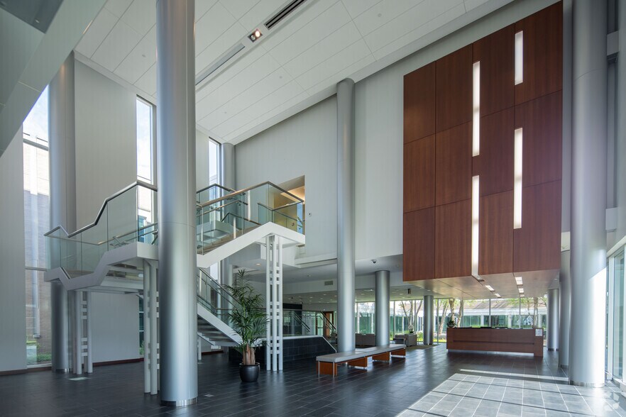 More Photos Of 540 W Northwest Hwy, Barrington Unknown For Lease