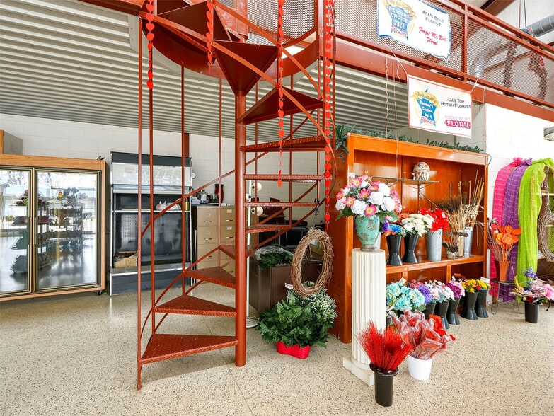 More Photos Of 530 N Mississippi Ave, Ada Freestanding For Sale