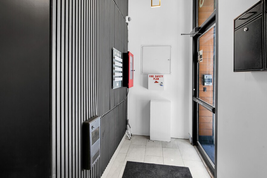 More Photos Of 146 Yonge St, Toronto Storefront Retail Office For Lease