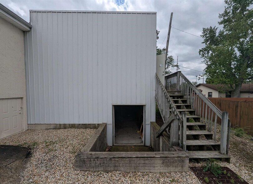More Photos Of 105 N Parkway Dr, Pekin Office For Lease