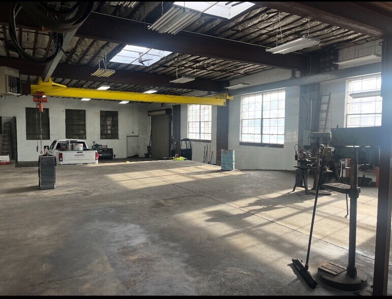 More Photos Of 96 Nassau Rd, Roosevelt Industrial For Lease