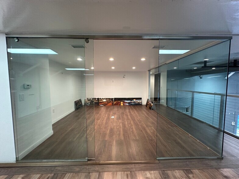 More Photos Of 11318-11320 Santa Monica Blvd, Los Angeles Storefront For Lease