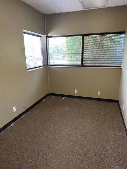 More Photos Of 5450 Wansford Way, Rockford Office For Sale