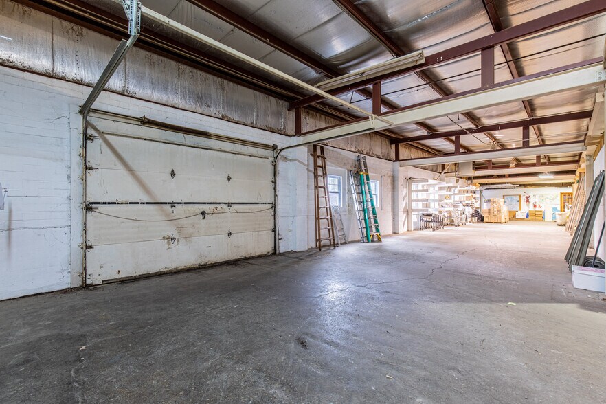 More Photos Of 825 N Pleasant St, Princeton Flex For Sale
