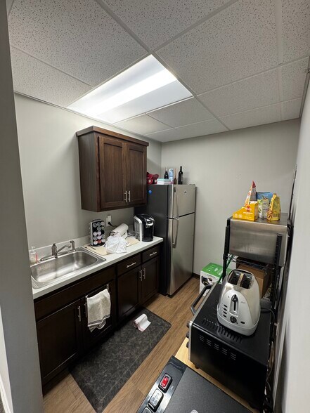 More Photos Of 906 Inwood Ave N, Oakdale Office For Lease