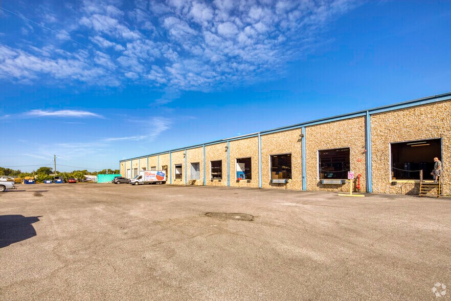 More Photos Of 5500-5550 Airport Blvd, Tampa Warehouse For Lease