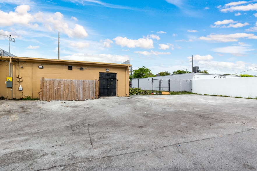 More Photos Of 811 S 21st Ave, Hollywood Freestanding For Lease