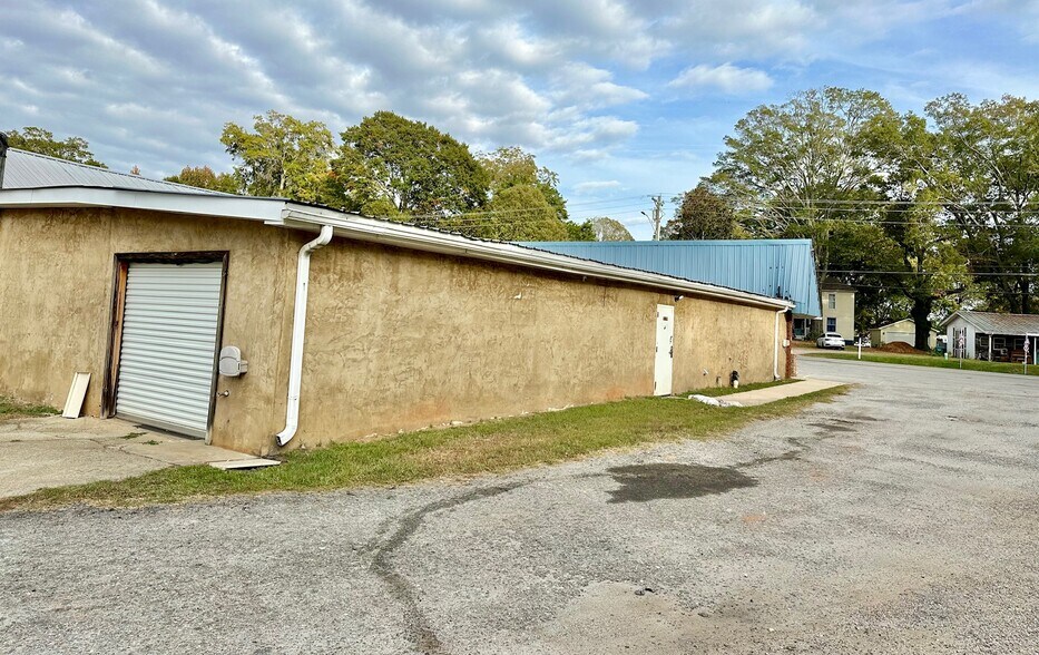 More Photos Of 34 E Main St S, Hampton Freestanding For Sale