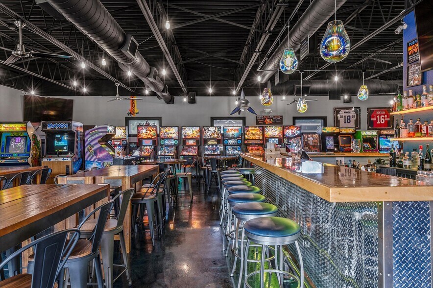 More Photos Of 622 SE Frank Phillips Blvd, Bartlesville General Retail For Sale