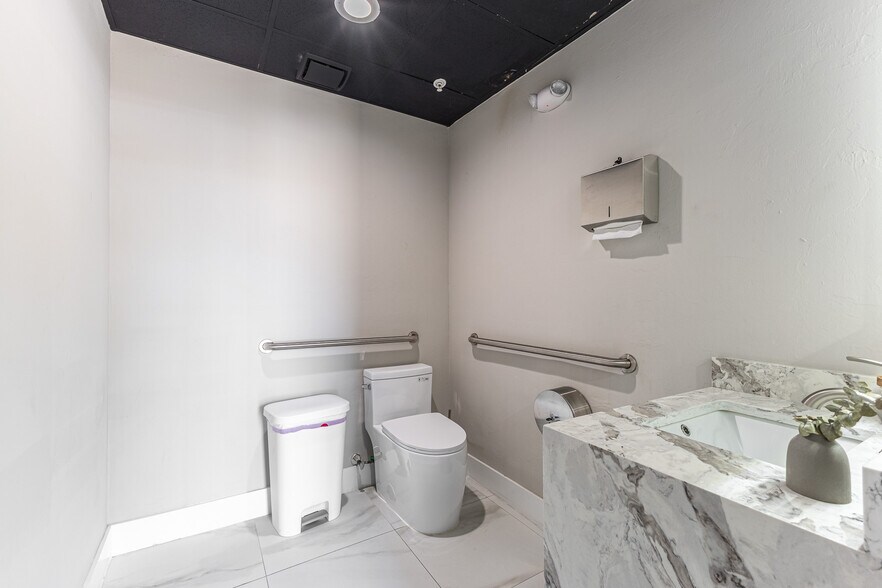 More Photos Of 15751 San Carlos Blvd, Fort Myers Storefront Retail Office For Lease