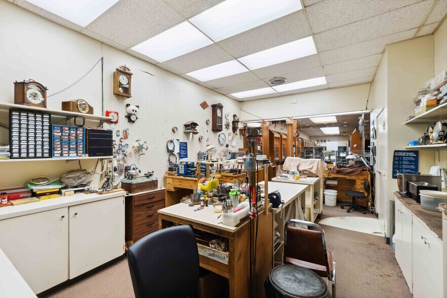 More Photos Of 431 Bank St, Ottawa General Retail For Sale