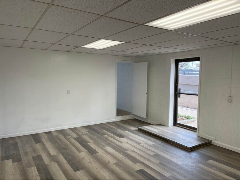 More Photos Of 210 Chestnut St, Sterling Showroom For Lease