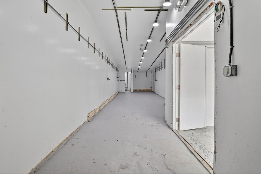 More Photos Of 9939 Commerce Ave, Tujunga Storefront For Sale