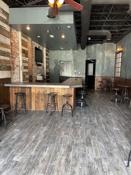 More Photos Of 209 S Wall St, Calhoun Storefront For Lease