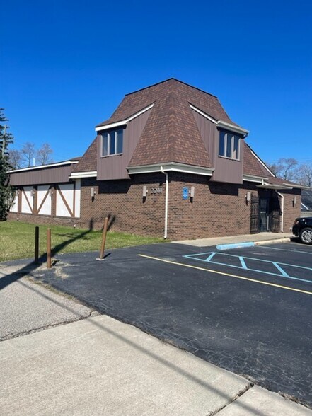 Primary Photo Of 2044 South Blvd, Rochester Hills Medical For Lease