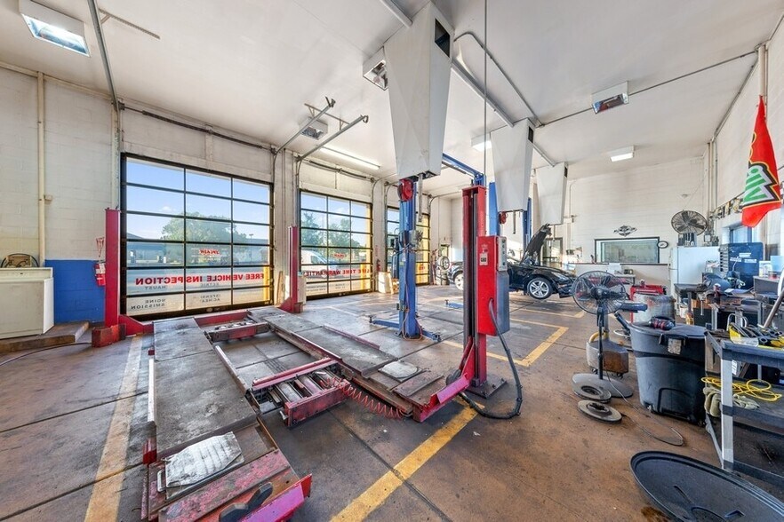 More Photos Of 18 W Merchants Dr, Montgomery Auto Repair For Sale