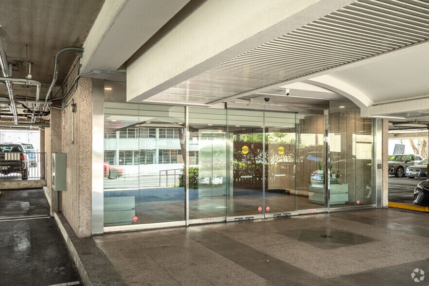 More Photos Of 1060 Young St, Honolulu Medical For Lease