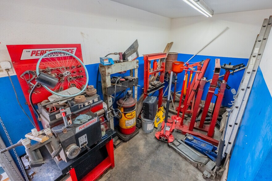 More Photos Of 16529 Lakewood Blvd, Bellflower Auto Repair For Sale