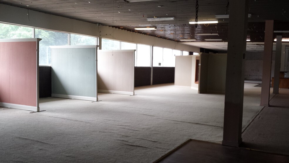 More Photos Of 304 W 70th St, Shreveport Freestanding For Lease