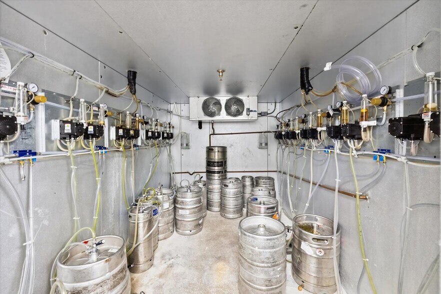 More Photos Of 512 Paterson Plank Rd, Jersey City Restaurant For Sale