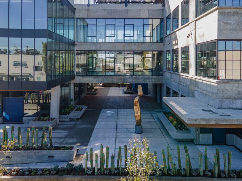 More Photos Of 1650 Euclid St, Santa Monica Office For Sale