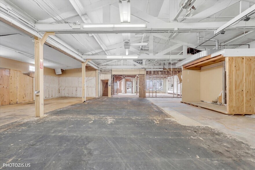 More Photos Of 122 W Northwest Hwy, Barrington Freestanding For Sale