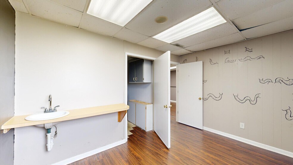 More Photos Of 3130 N Woodford St, Decatur General Retail For Sale