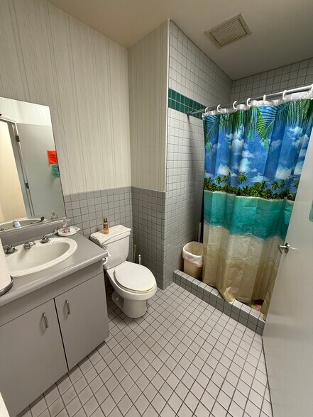 More Photos Of 725 Kapiolani Blvd, Honolulu Office For Sale