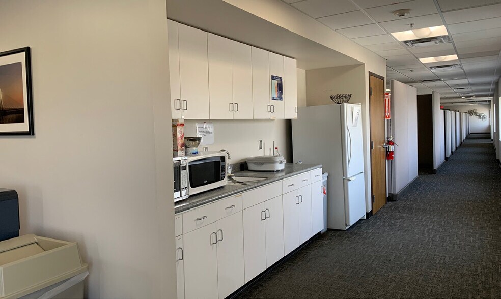 More Photos Of 10828 NW AirWorld Dr, Kansas City Industrial For Lease