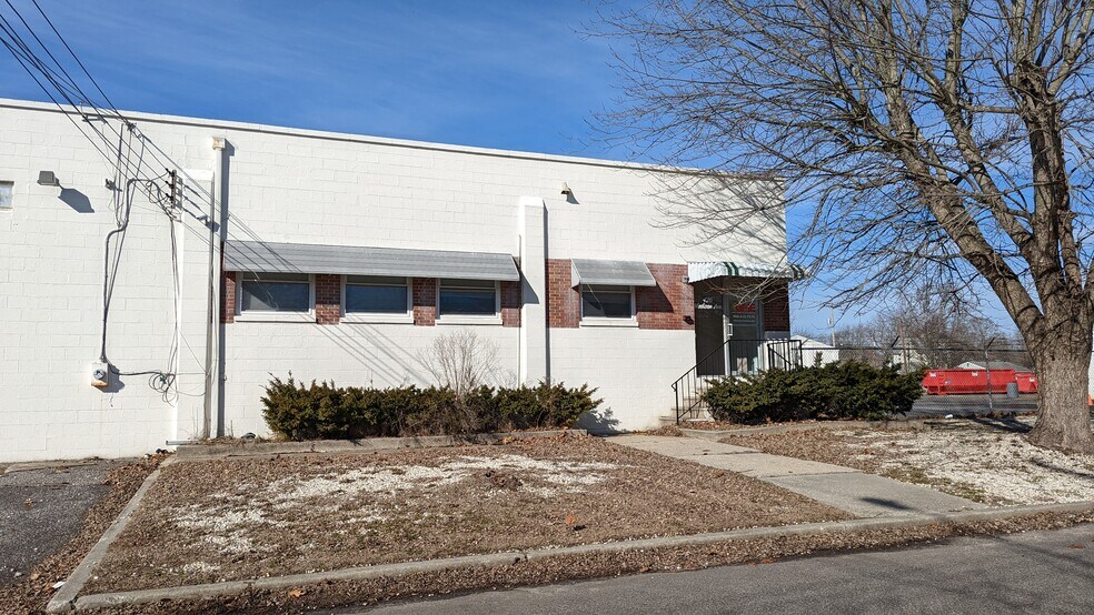 More Photos Of 717 Longfellow St, Woodbine Warehouse For Lease