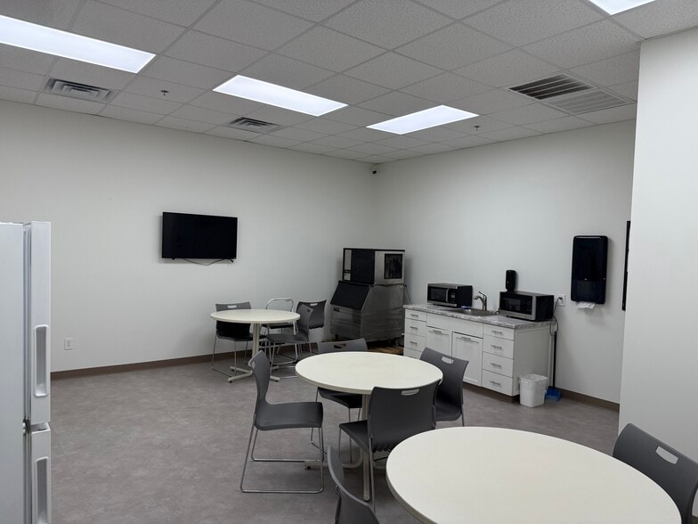 More Photos Of 210 E Lukken Industrial Dr, Lagrange Manufacturing For Lease