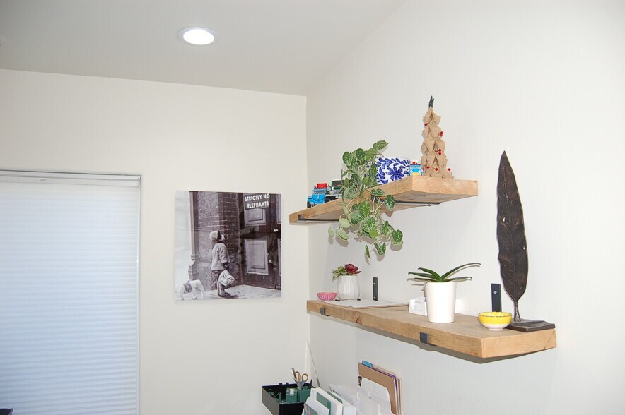 More Photos Of 23300 Ventura Blvd, Woodland Hills Loft Creative Space For Lease