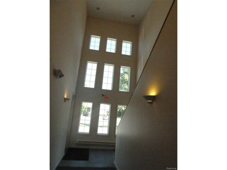 More Photos Of 14950 E Jefferson Ave, Grosse Pointe Park Office For Lease