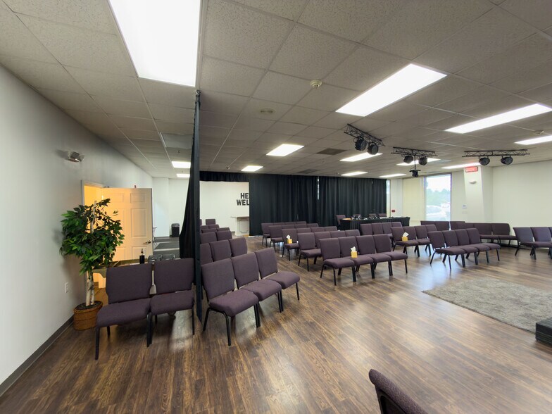 More Photos Of 275 W Airport Blvd, Pensacola Storefront Retail Office For Lease