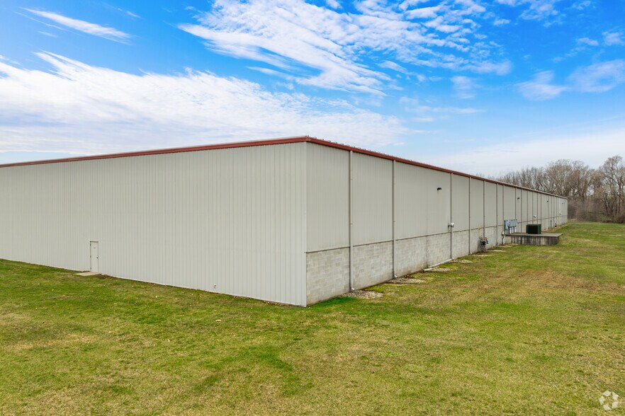 More Photos Of 4800 Beck Dr, Elkhart Manufacturing For Sale