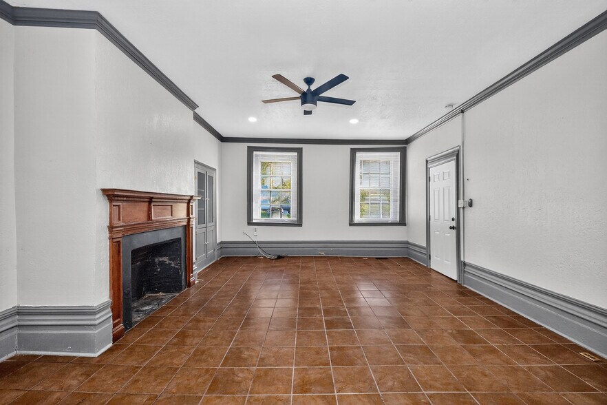 More Photos Of 102 W High St, Lexington General Retail For Sale