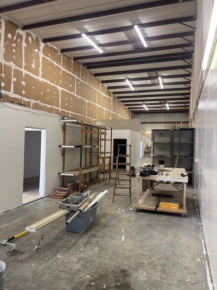 More Photos Of 9161 131st Pl N, Largo Warehouse For Lease