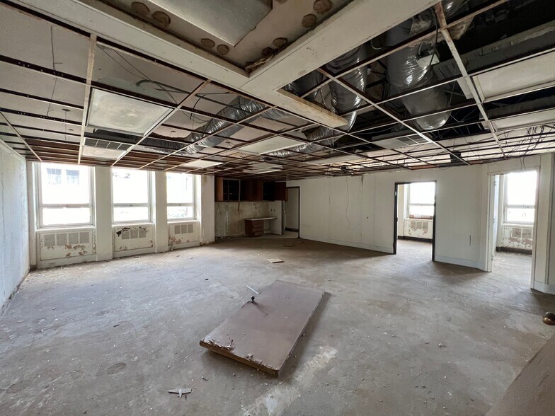 More Photos Of 100 N Main St, Corsicana Office Residential For Sale
