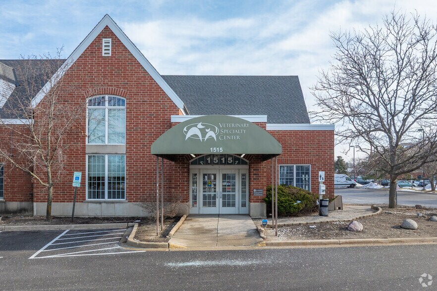More Photos Of 1515 Busch Pky, Buffalo Grove Veterinarian Kennel For Sale