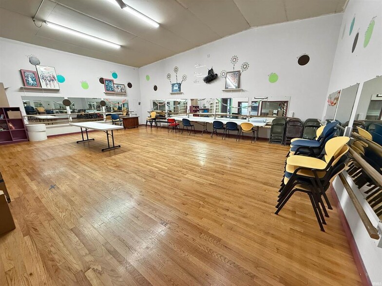 More Photos Of 412 N Truman Rd, Jasper General Retail For Sale