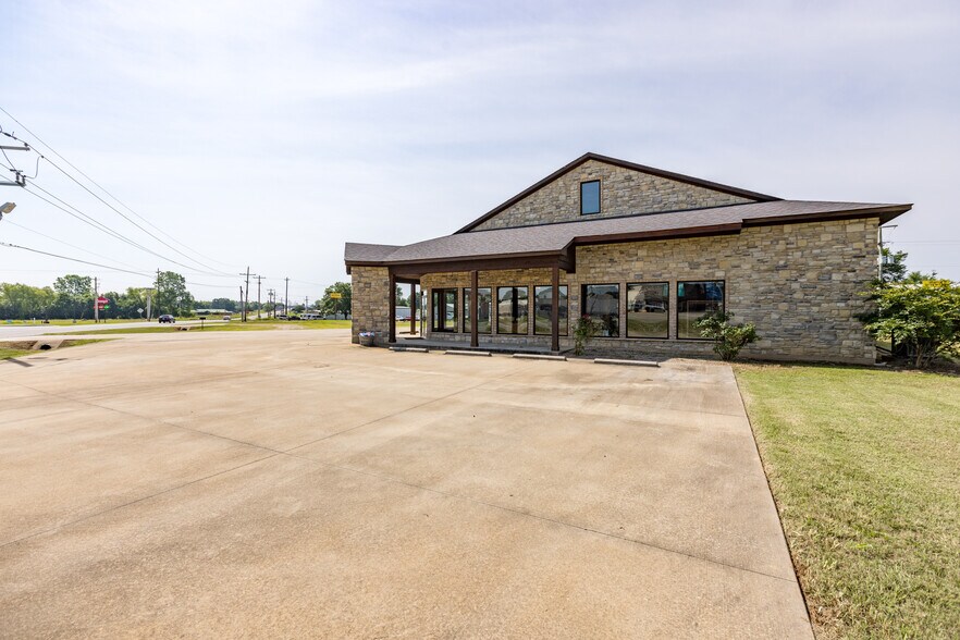 More Photos Of 1910 E Jackson St, Hugo Freestanding For Sale