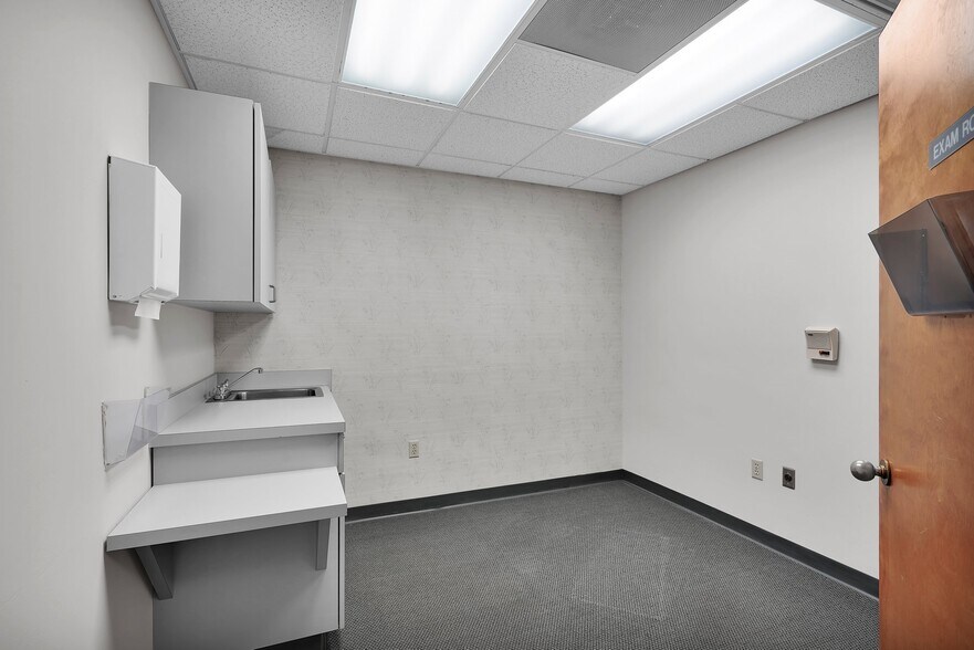 More Photos Of 3599 University Blvd S, Jacksonville Medical For Sale