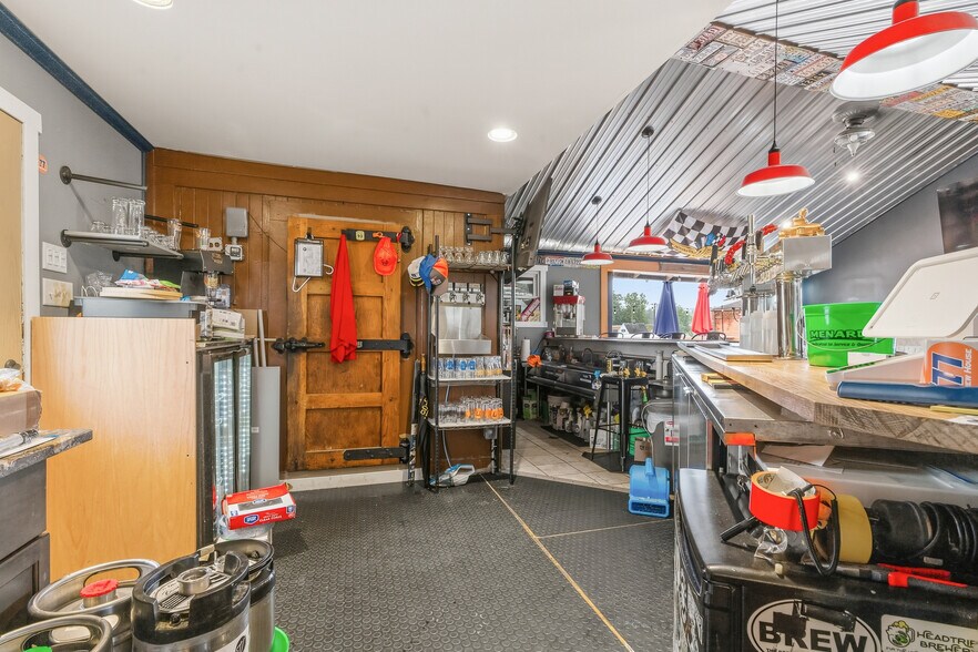 More Photos Of 21 W Canal St, Navarre Restaurant For Sale