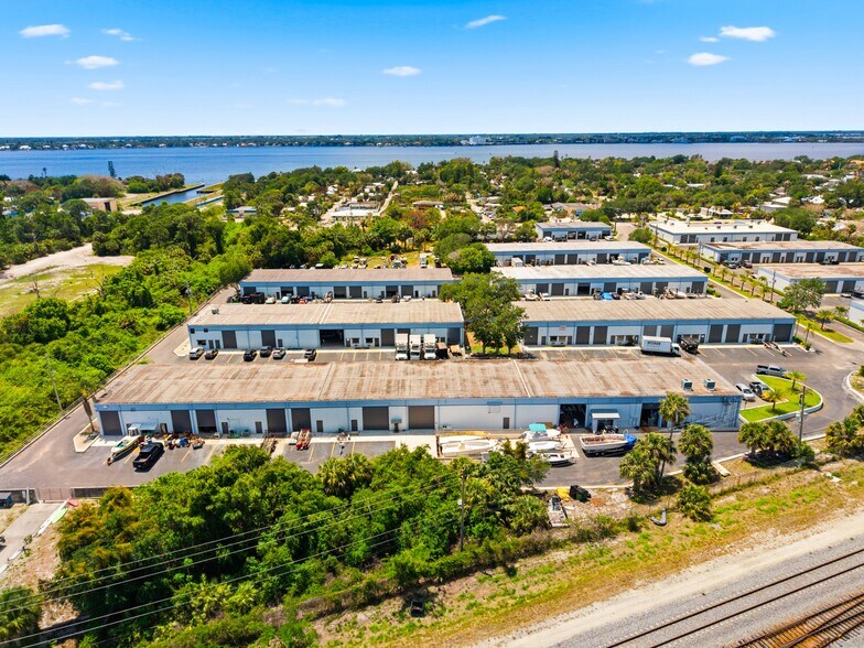 More Photos Of 895 NE Dixie Hwy, Jensen Beach Unknown For Lease