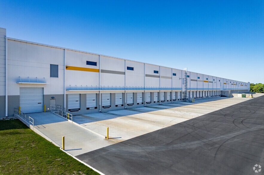 More Photos Of 5101 Wesley Rd, Apopka Warehouse For Lease