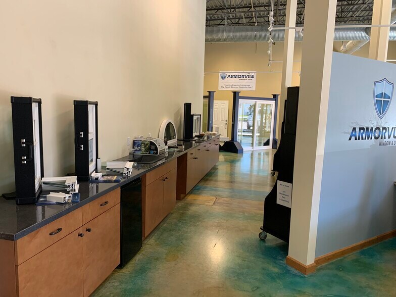 More Photos Of 7509 Pennsylvania Ave, Sarasota Showroom For Lease