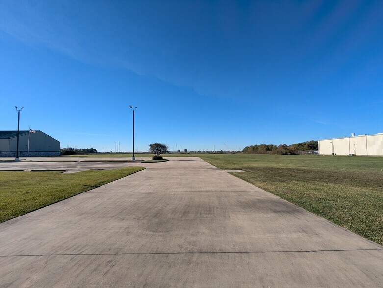 More Photos Of 5315 N Twin City Hwy, Nederland Warehouse For Lease