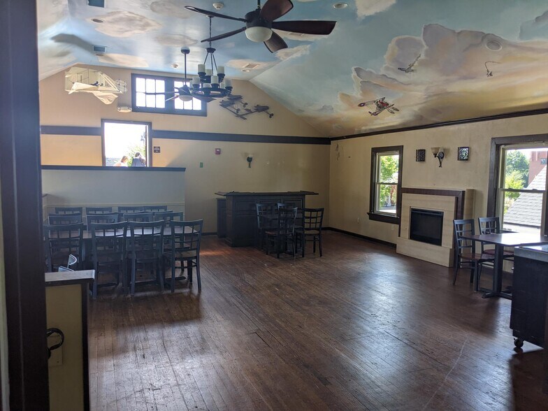 More Photos Of 2515 Far Hills Ave, Oakwood Restaurant For Sale