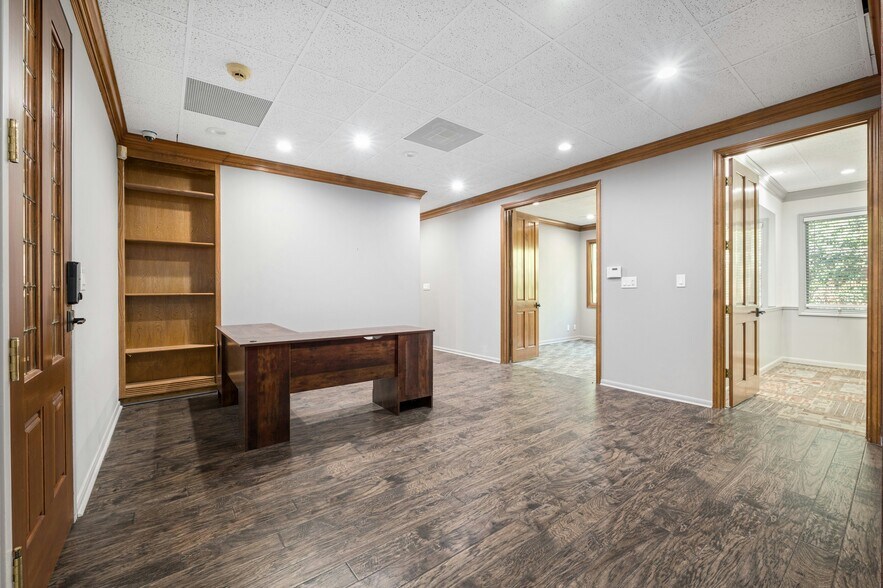 More Photos Of 5750 Balcones Dr, Austin Medical For Sale